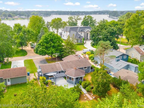 3170 Alco Dr, Waterford, MI 48329