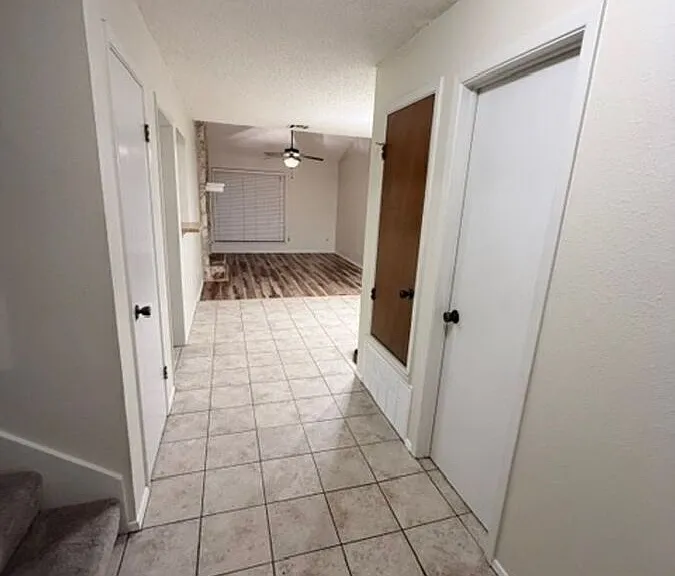 1202 Royal Crest Dr — Photo 4