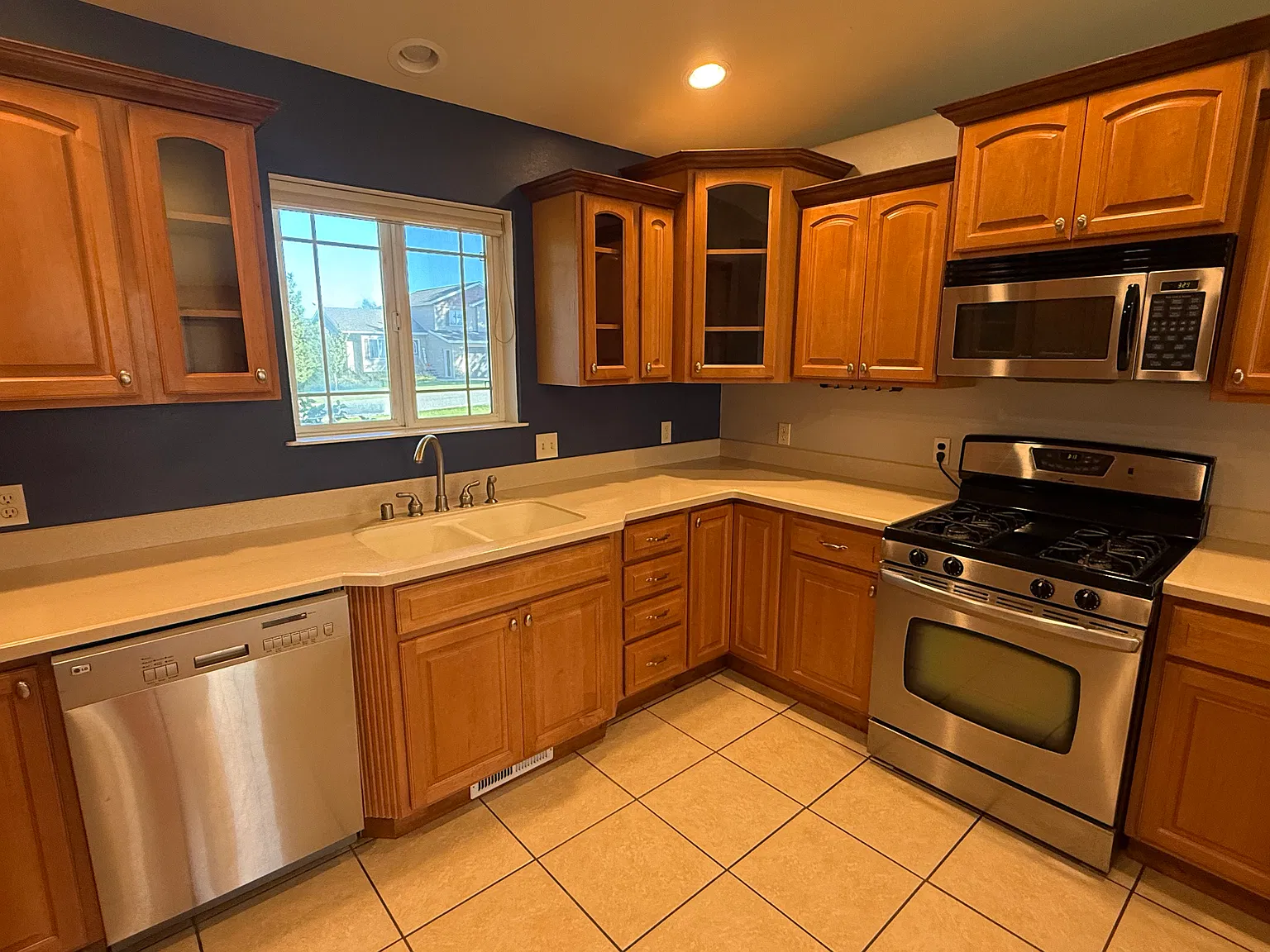 5 bed, 3600 sqft, $3,200 — Photo 2
