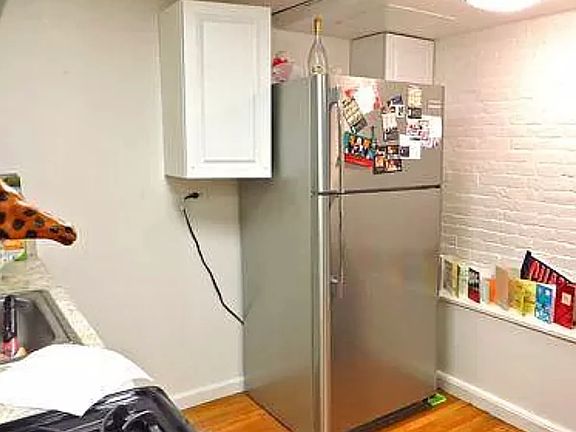 4th image of 32 Irving St