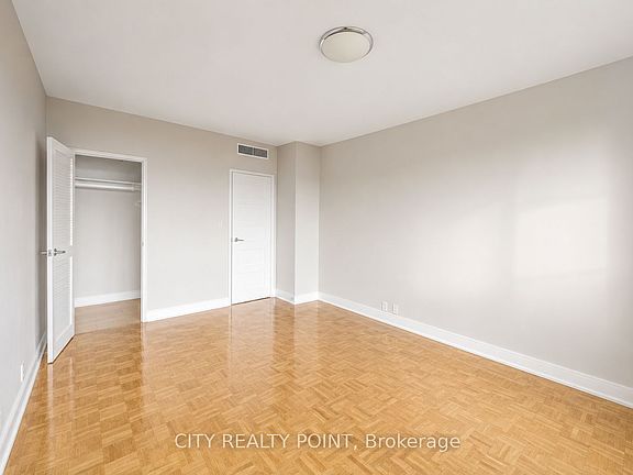 5th image of 9 Deer Park Cres #1002