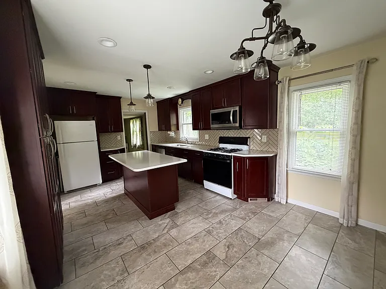 247 Riverside Dr — Photo 8