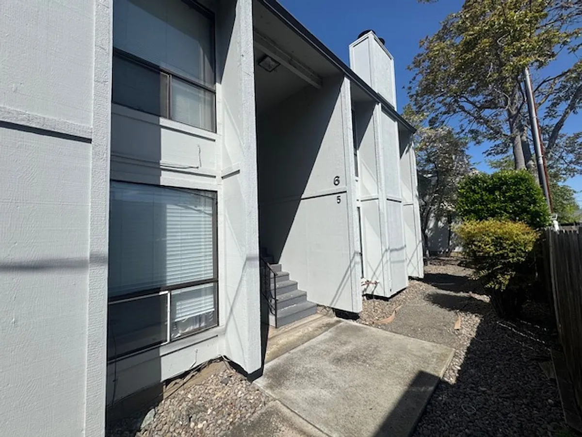 Building Photo - 838 Bennett Ave