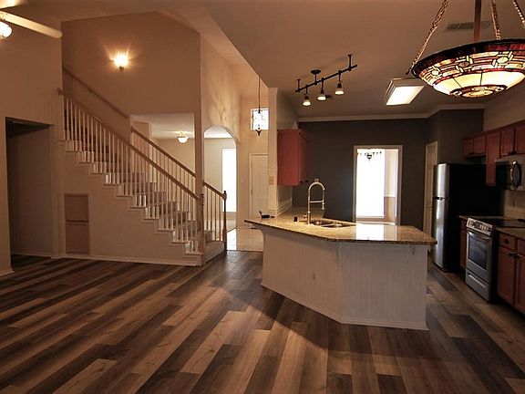 4th image of 1711 Chatham Ln