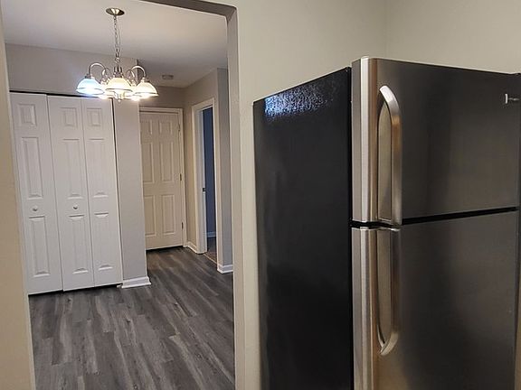 4th image of 9S040 Lake Dr APT 11-106