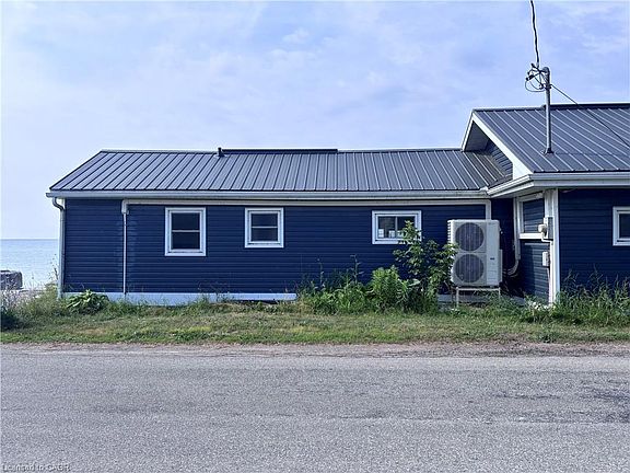 3rd image of 1456 Lakeshore Rd