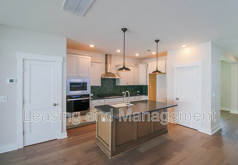 111 Crimson St — Photo 6