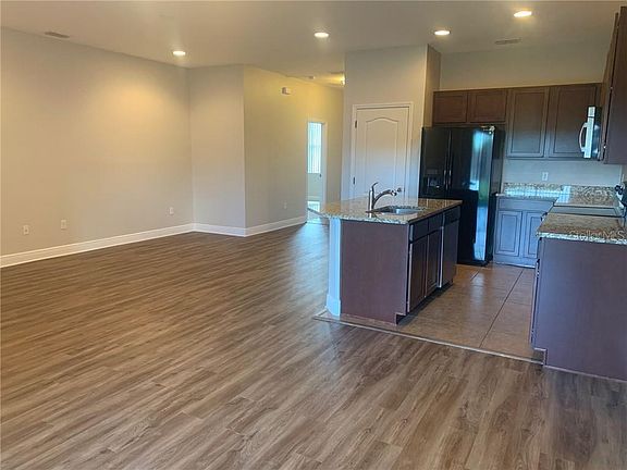 5th image of 2105 Albion Ave #1