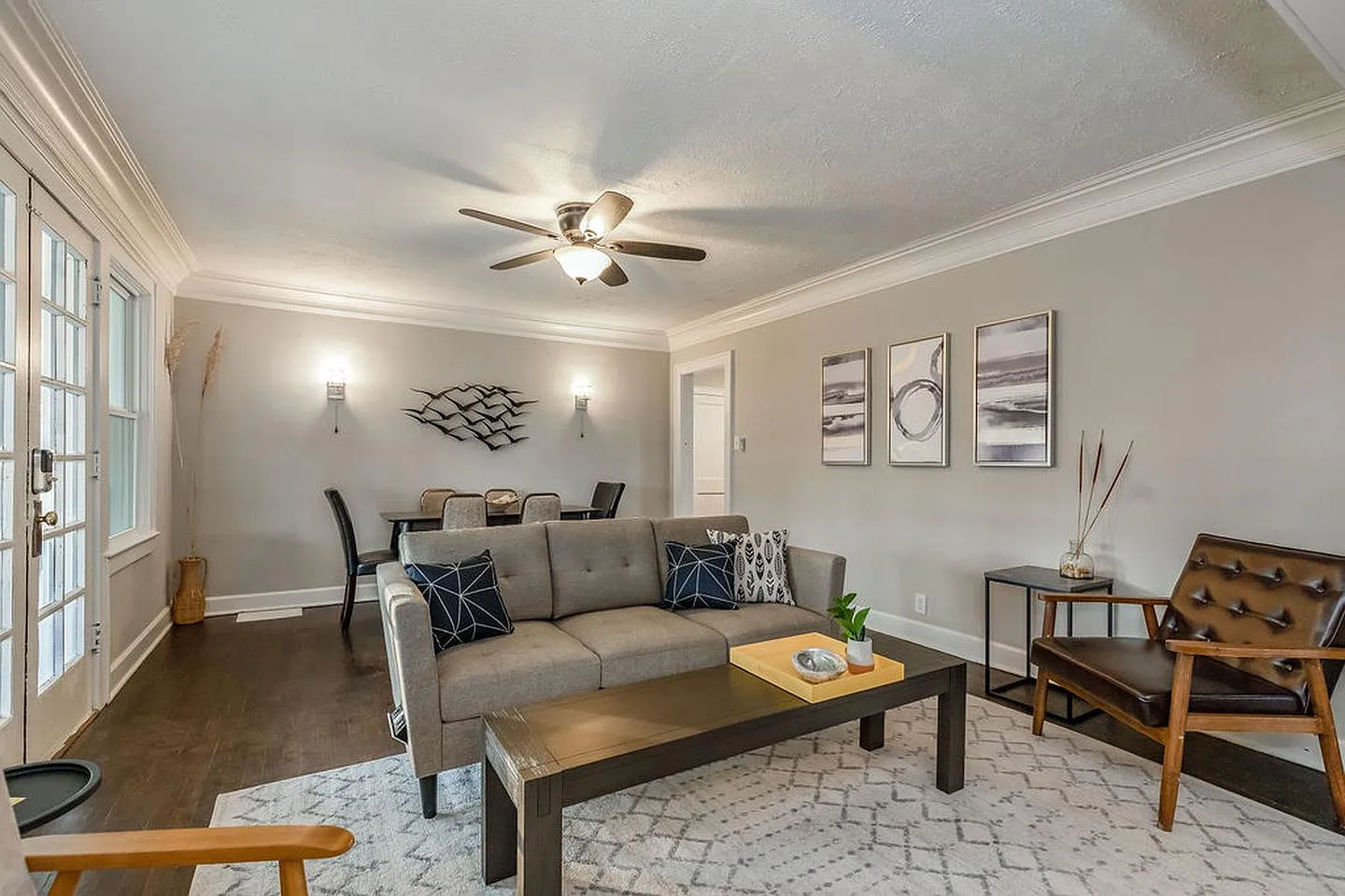 Discover this cozy Kansas City gem, blending comfort and convenience perfectly! — Photo 2