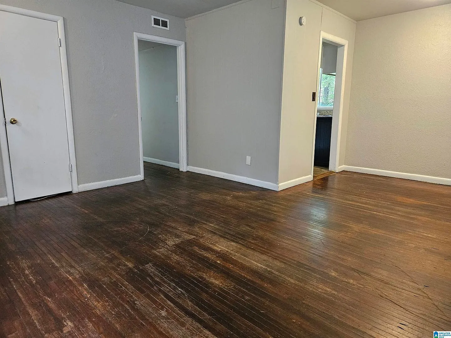 Charming 3 Bedroom Home with Spacious Yard - Your Dream Living Space Awaits! — Photo 3