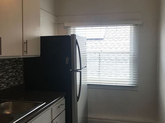 3rd image of 915 Grattan St APT 208