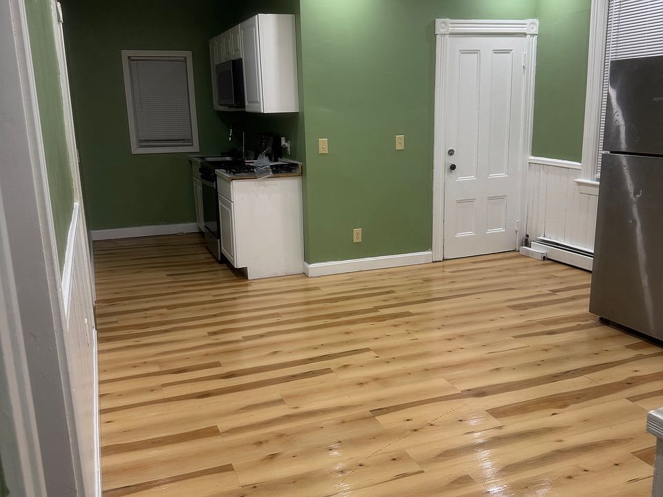 Large eat in kitchen newly updated!