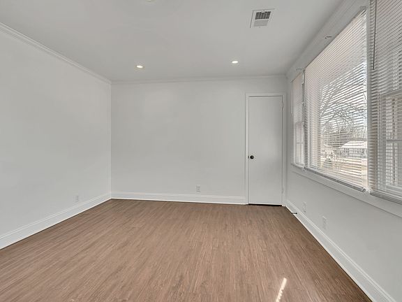 5th image of 212 W Hutchinson Dr