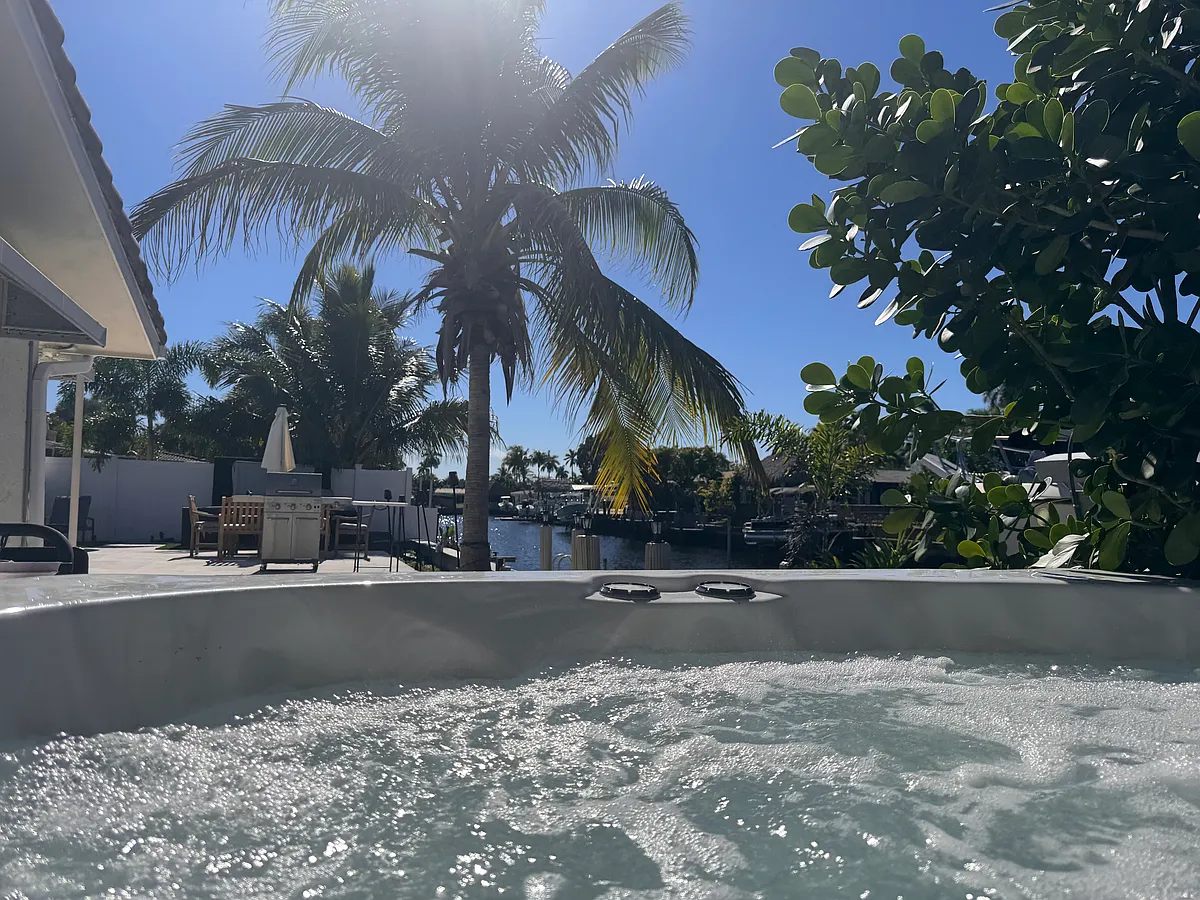 Jacuzzi - 5901 NE 15th Ave