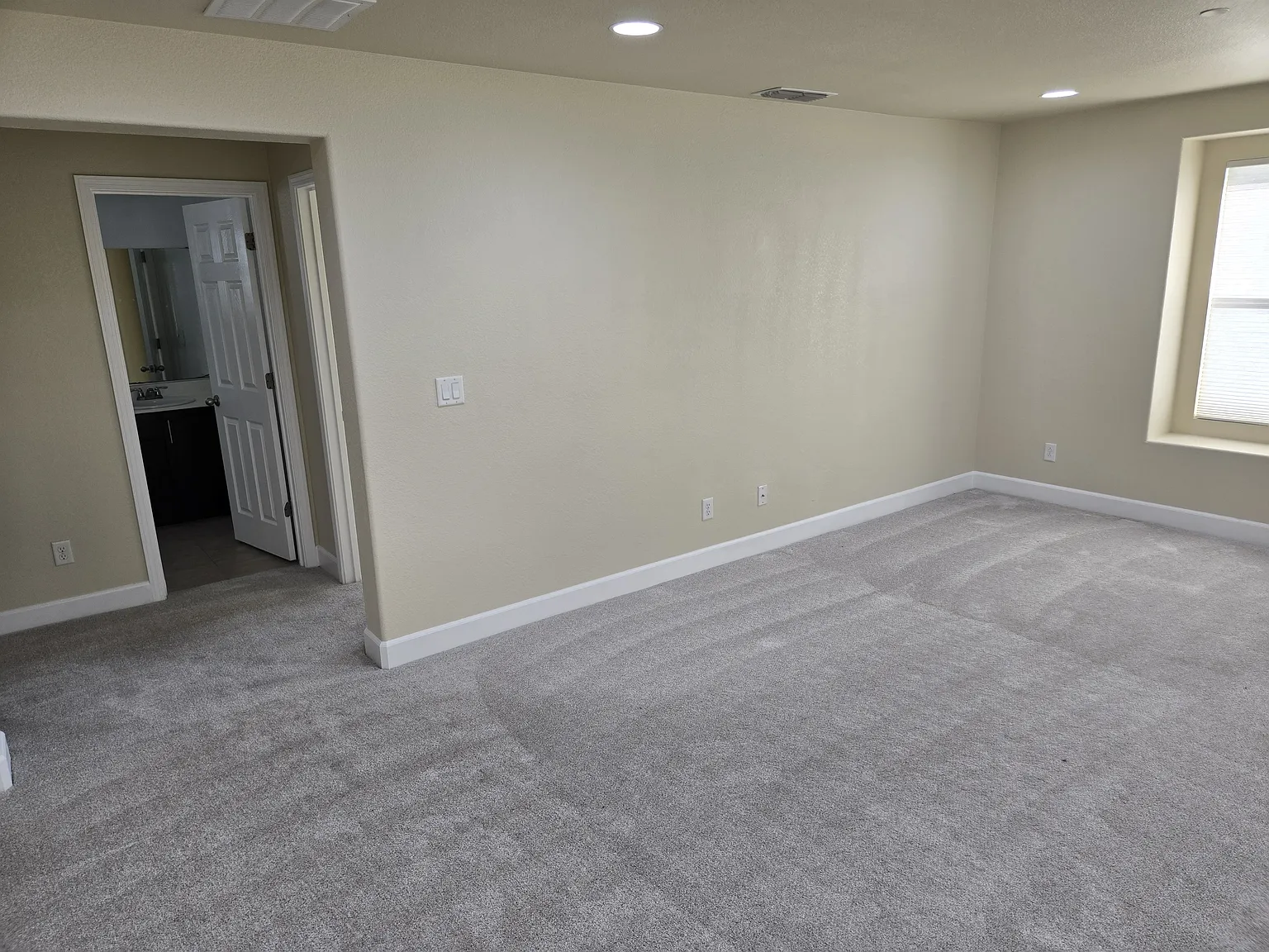 4 bed, 2570 sqft, $3,500 — Photo 3