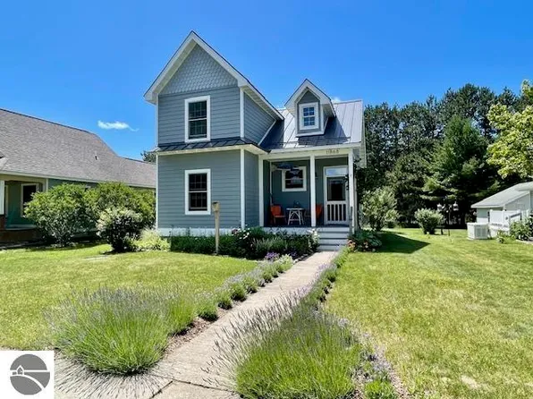 11868 S Ontario St, Empire, MI 49630