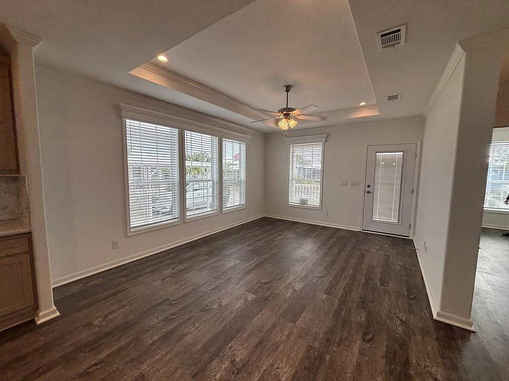 3 bed, 2.0 bath, 1356 sqft, $1,599 — Photo 4