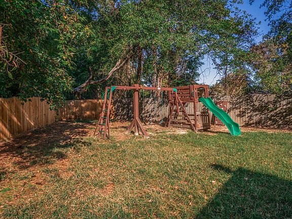 5th image of 207 Mumford Dr