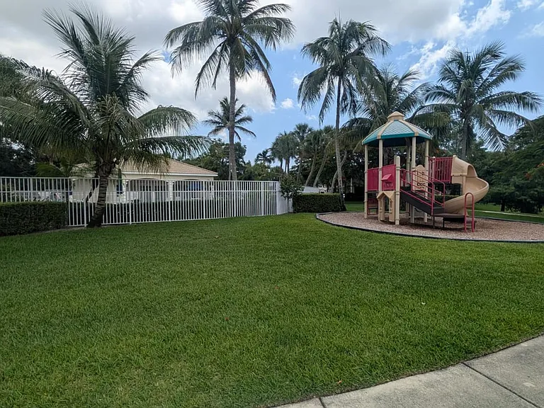 4715 Palmbrooke Cir — Photo 24