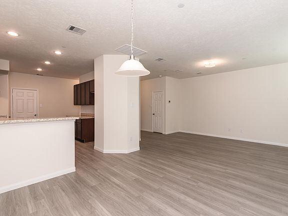 5th image of 3910 Calgary Cir