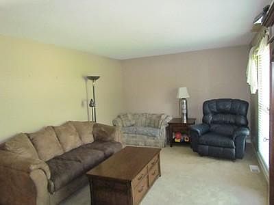 2nd image of 102 N Lark Ln