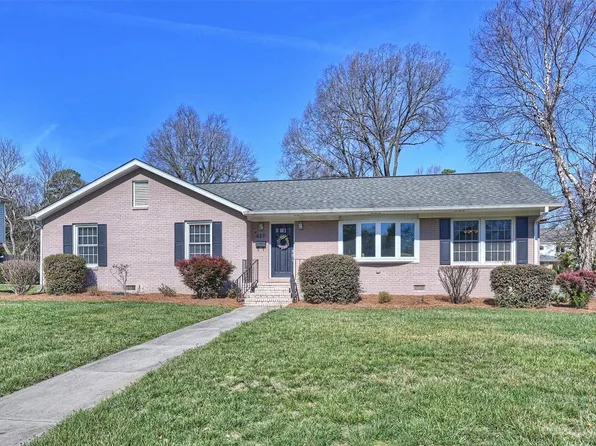 829 Bridlepath Ln, Charlotte, NC 28211