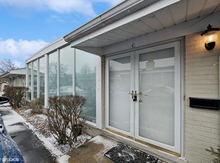 1868 Grove St APT C, Glenview, IL 60025