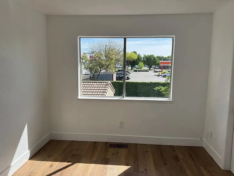 2116 Mount Vernon Dr — Photo 2