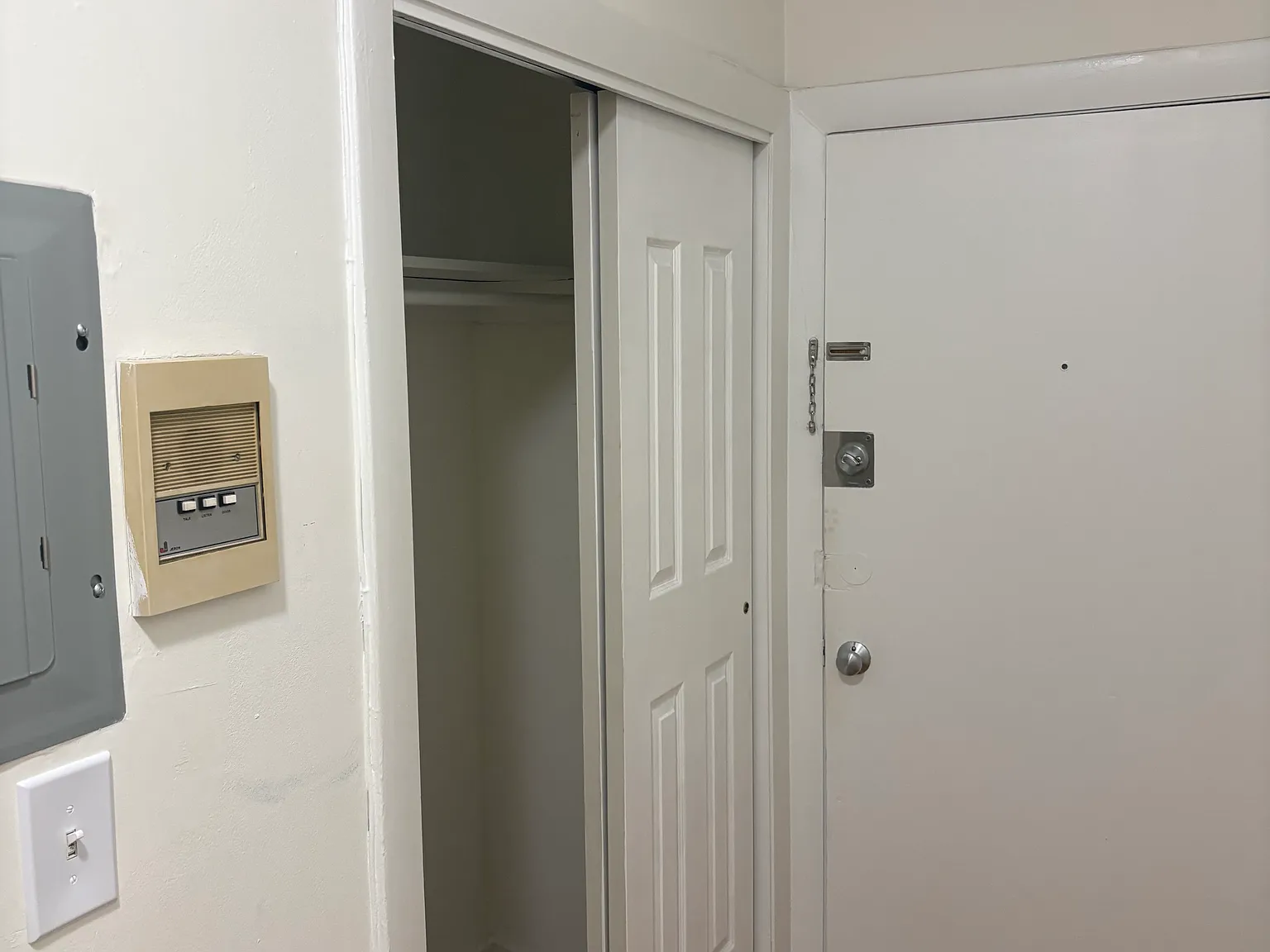 Studio, 400 sqft, $2,300 — Photo 3