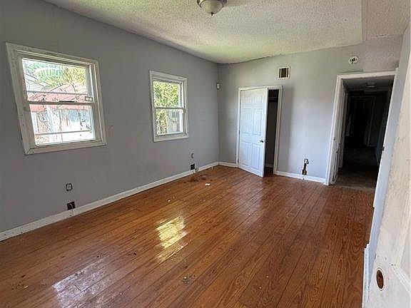 4th image of 3518 Monroe St