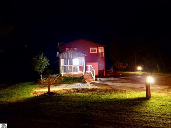 2nd image of 734 E Cayuga St