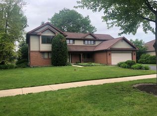 1202 Hidden Lake Dr, Buffalo Grove, IL 60089