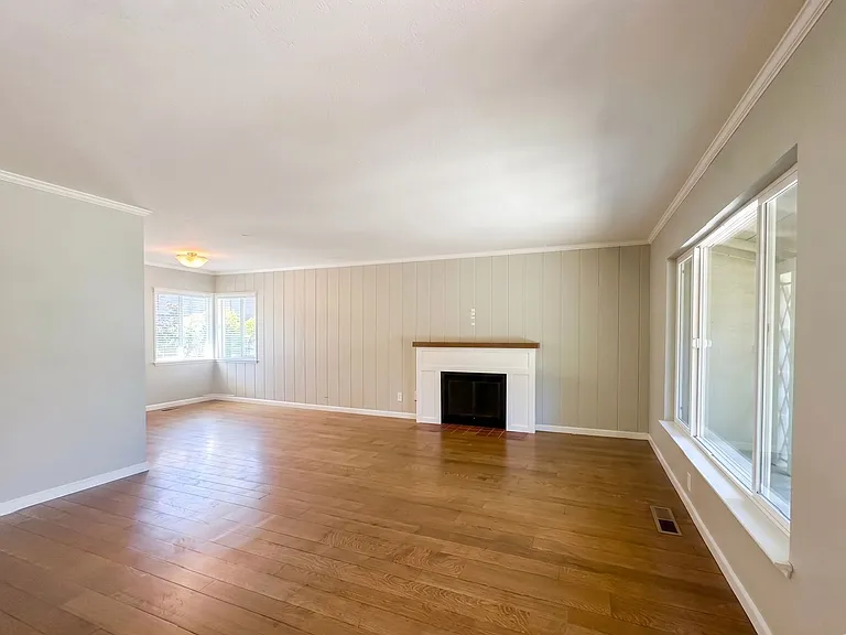 656 Evelyn Ct — Photo 3