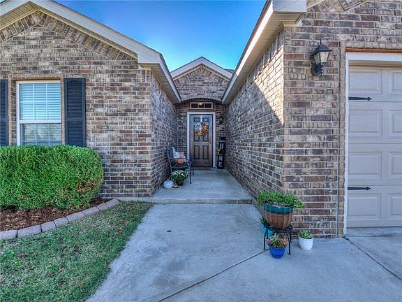 2nd image of 1900 Bradford Cir
