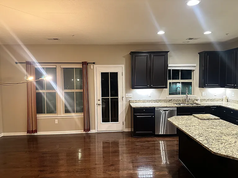 859 Beacon Ln — Photo 3