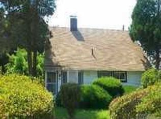 8 Ramble Ln, Levittown, NY 11756