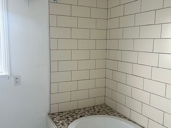 3rd image of 963 W 47th St #4