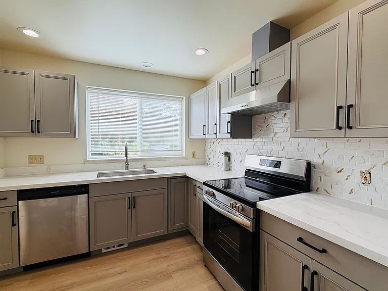 282 2nd Ave SE — Photo 2