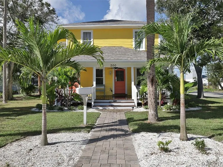 200 Live Oak St #B — Photo 1