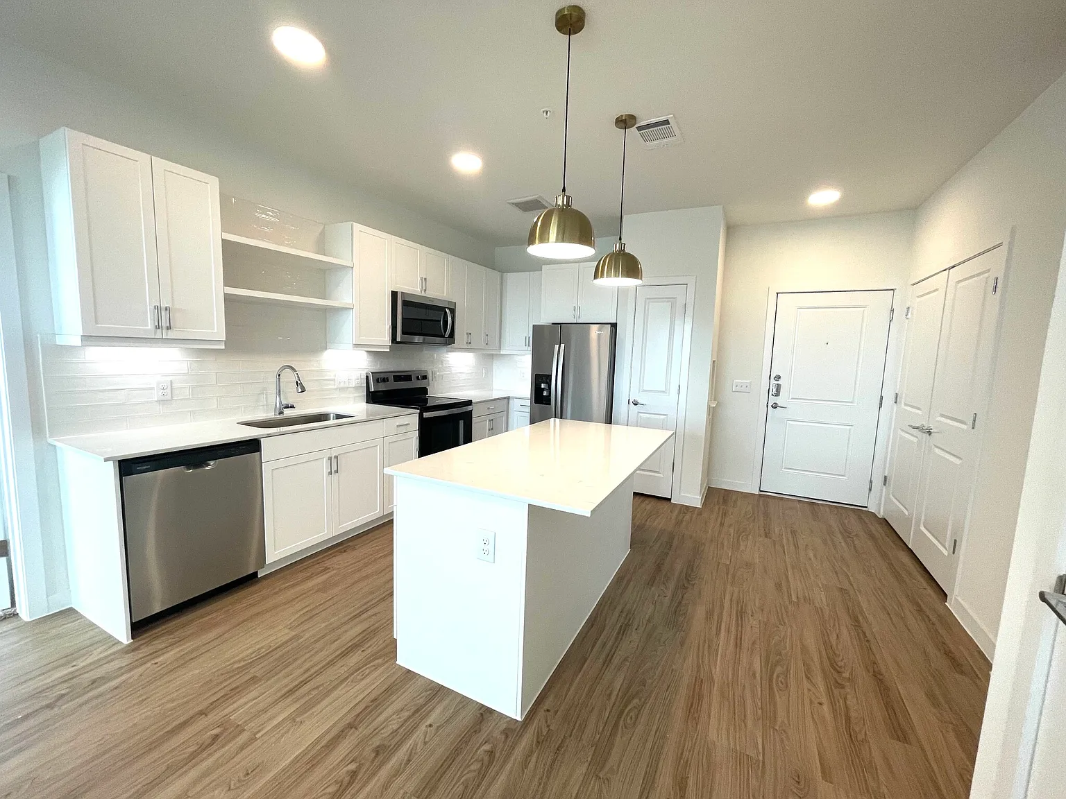 2 bed, 2.0 bath, 1075 sqft, $1,400 — Photo 2