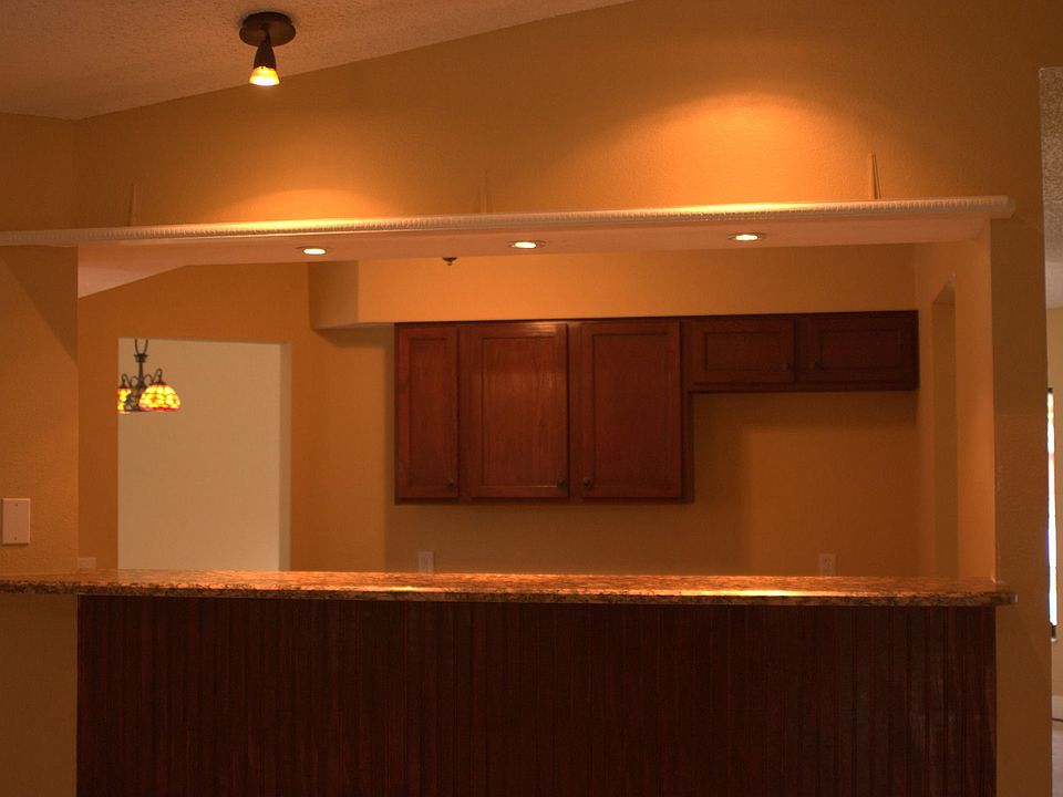 Family room 6' Granite bar top into kitchen