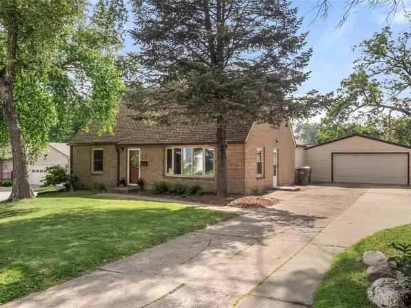 1034 66th St, Windsor Heights, IA 50324