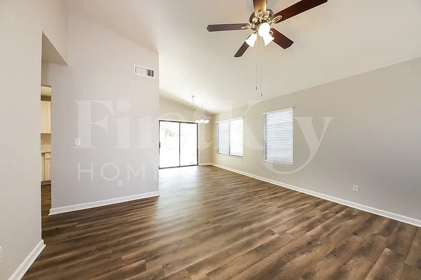 3 bed, 2.0 bath, 1086 sqft, $1,820 — Photo 3