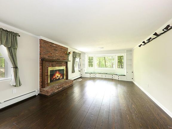 3rd image of 6 Redcoat Ln