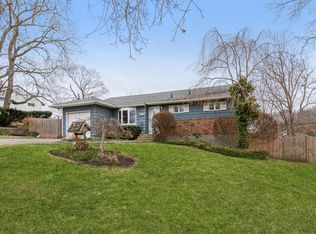 4 Elayne Ct, Smithtown, NY 11787