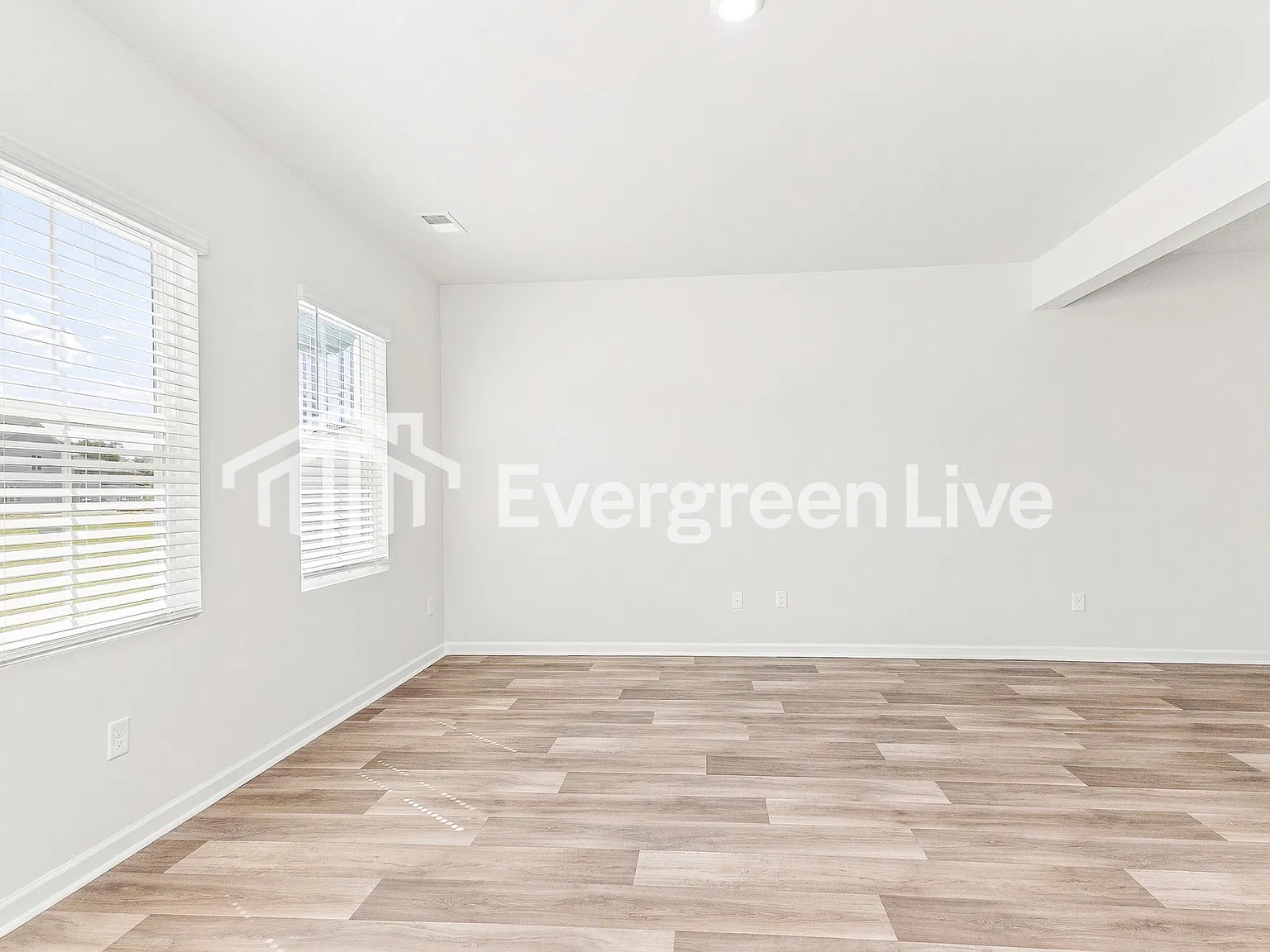 3 bed, 3.0 bath, 1872 sqft, $2,220 — Photo 2