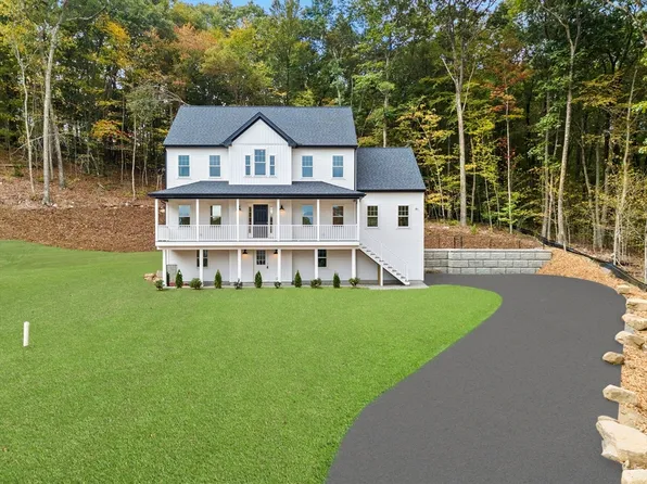 25 Oakwood Dr, Webster, MA 01570