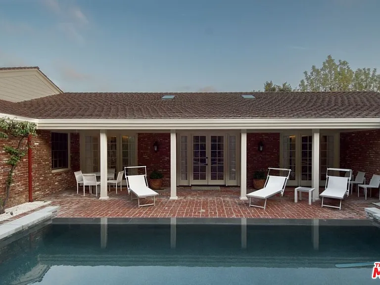 1121 N Beverly Dr — Photo 2