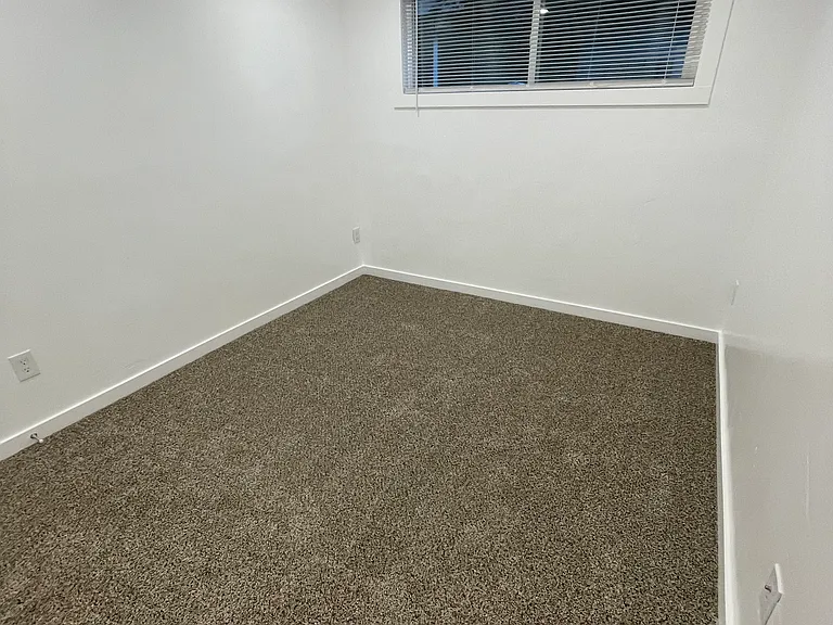 2204 E Hugo Ave — Photo 9