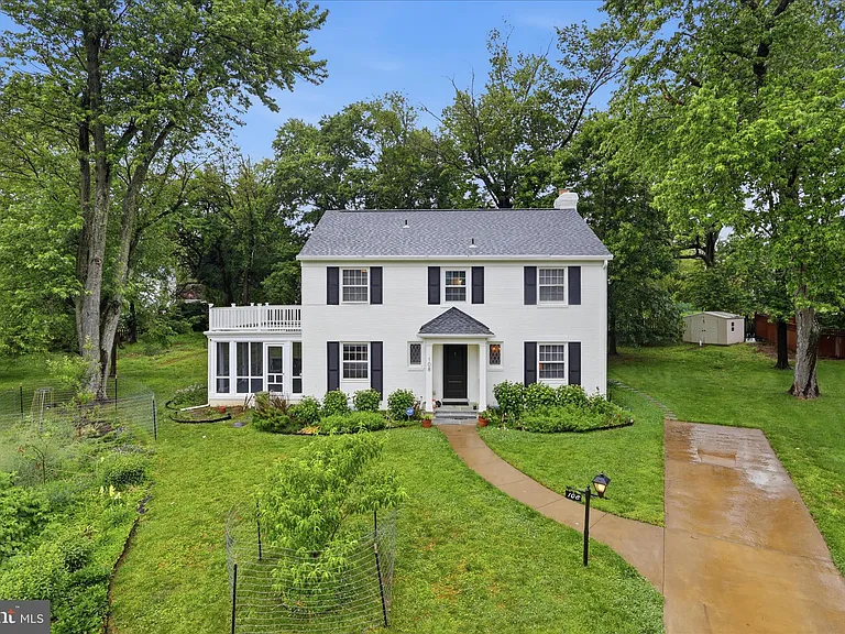 108 Oakmont Ct NE — Photo 1